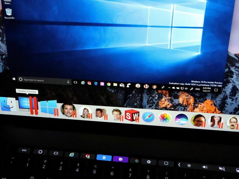 Mit der neuen Kontaktleiste „People Bar“ in Windows 10 können Sie Kontakte aus Outlook oder Skype ganz einfach in der Taskbar fixieren und einen Chat beginnen.