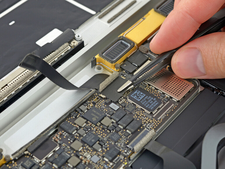 Der NVRAM wird durch eine zusätzliche Batterie mit Strom versorgt