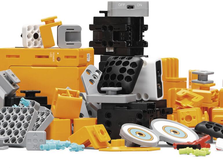 Aus fast 200 Einzelteilen bauen Sie den Tankbot dank der verständlichen Anleitung problemlos zusammen.