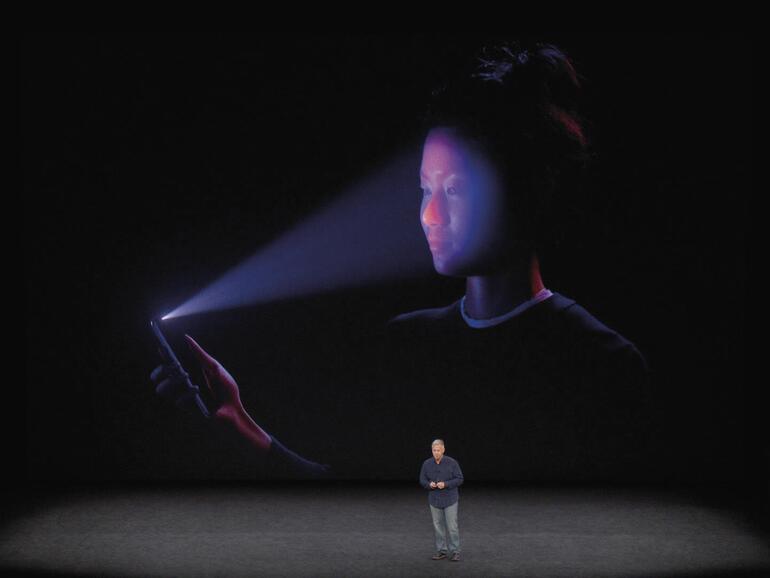 Der A11-Bionic-Chip verfügt über ein „neuronales Netzwerk“, das die 
Face-ID
-Daten abgleicht und vor Täuschungsversuchen mit Masken oder Fotos schützen soll.