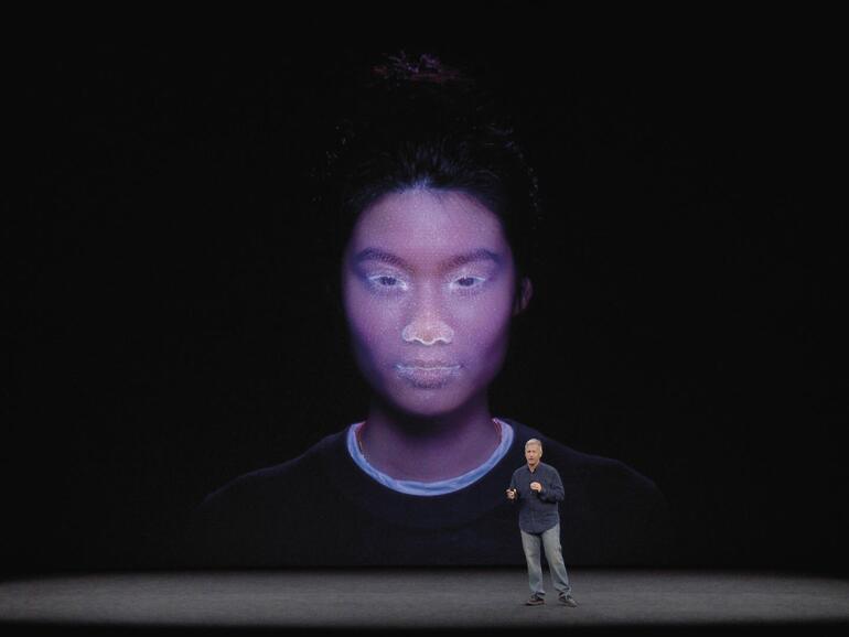 Face ID erkennt, ob Sie in Richtung des Telefons blicken und entsperrt das iPhone X nur dann.