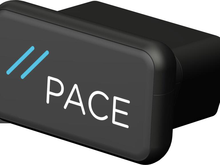 Der Stecker von Pace ist klein und macht sich im Fußraum kaum bemerkbar.