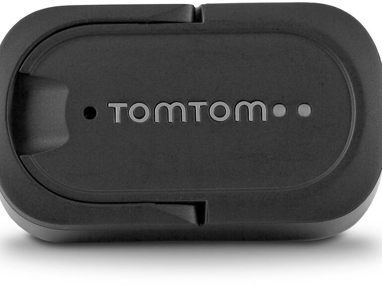 Der Curfer-Stecker hat mit einem ausklappbaren Bügel zum Herausziehen ein cleveres Detail.