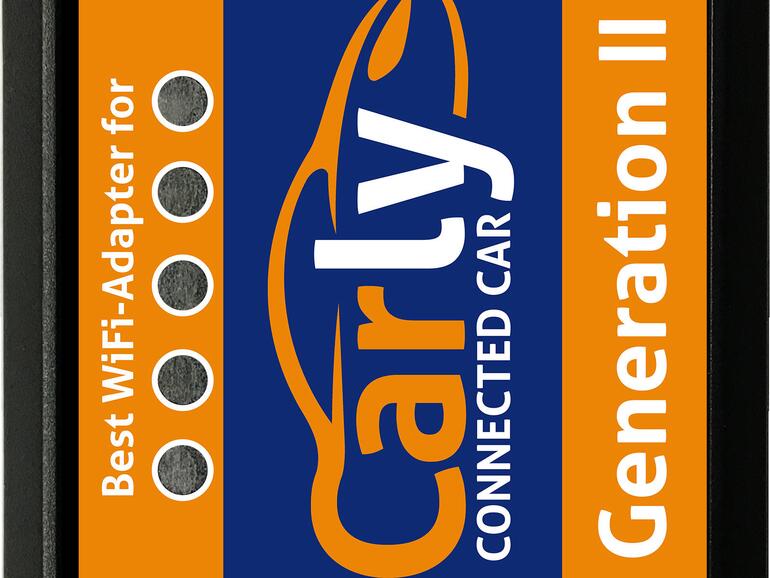 Der Stecker von Carly ist sehr groß und die LEDs leuchten blinkend im Fußraum.