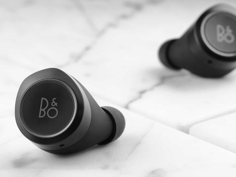 Die Wiedergabe am Beoplay E8 steuern Sie durch Tippen auf die Bedienfläche