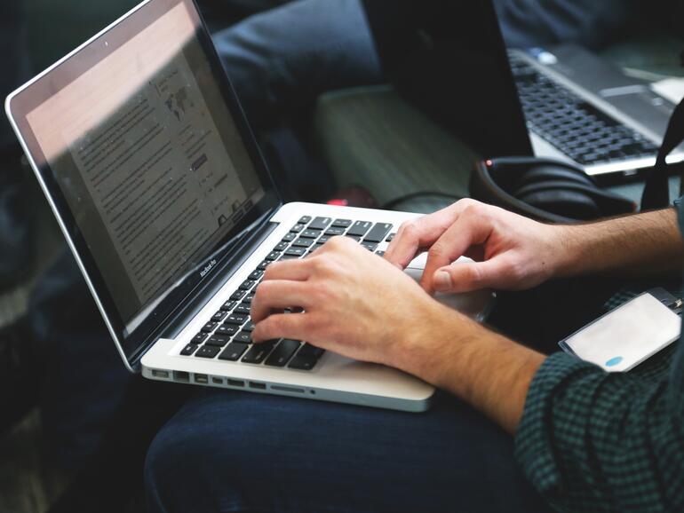 Besonders am MacBook sollte man als Nutzer immer wieder einen Blick auf die Systemaktivitäten werfen