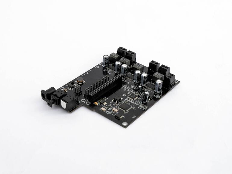 Der kleine Verstärker lässt sich einfach in das Lautsprechergehäuse einsetzen