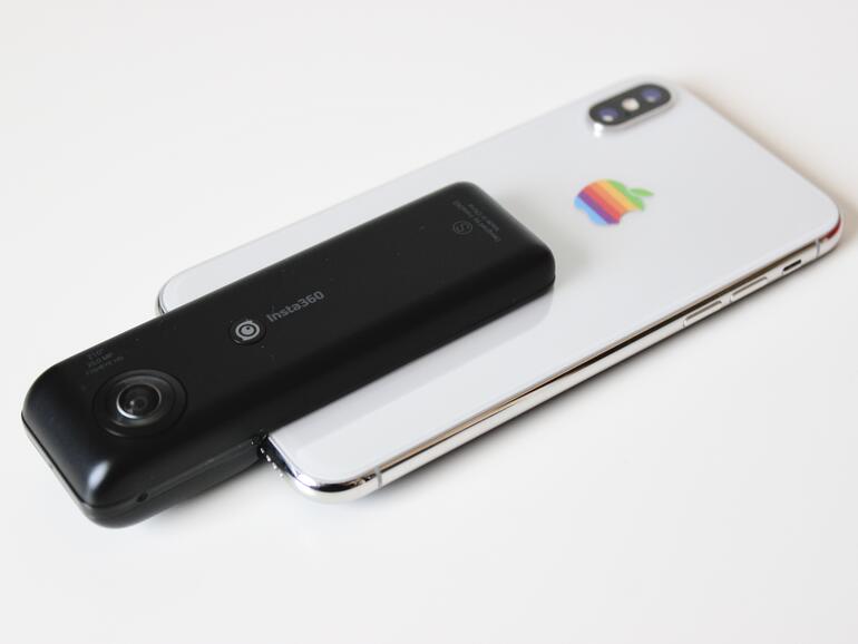 Die Insta360 Nano S wird einfach über den Lightning-Anschluss auf das iPhone gesteckt.