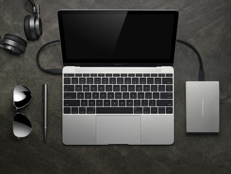 Die mobile LaCie USB-C-Festplatte Porsche Design verbindet technische Hochleistung mit einem minimalistischen Design. 