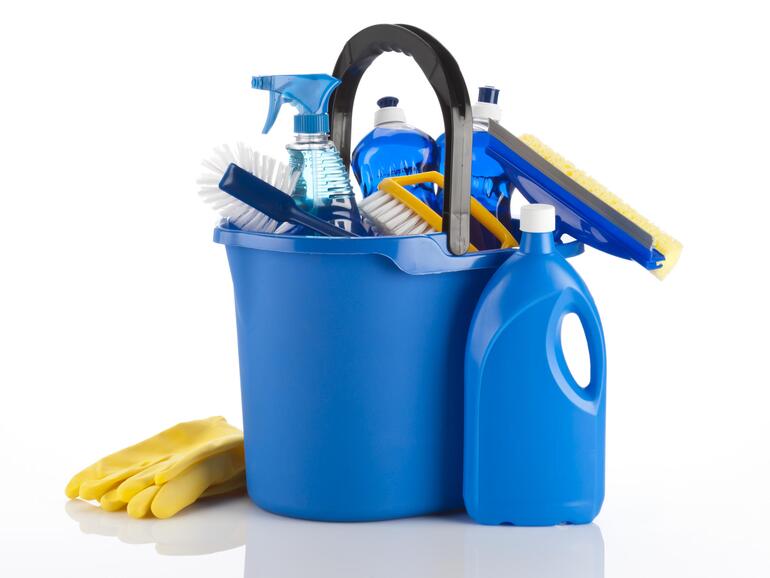 So nicht: Nutzen Sie keine Scheuermittel und verwenden Sie ein fusselfreies Tuch! Bitte sprühen Sie Reinigungsmittel nicht direkt auf Ihr Gerät!