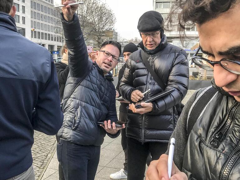 Jaramillo steht den angehenden Zeichenexperten während der Safari mit Rat und Tat zur Seite, erklärt seine Techniken und gibt Tipps und Tricks weiter.