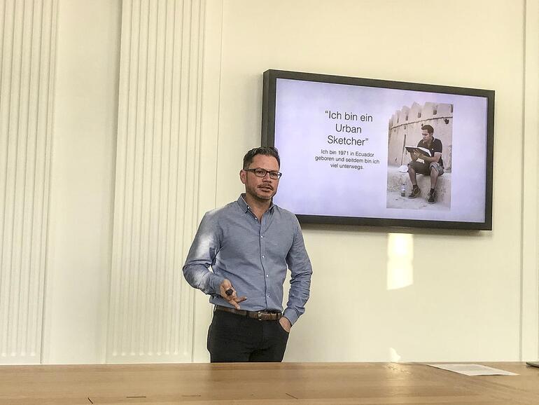 Architekt und Maler Omar Jaramillo doziert vor der Zeichensafari über die Möglichkeiten des iPad Pro in Kombination mit dem Apple Pencil.