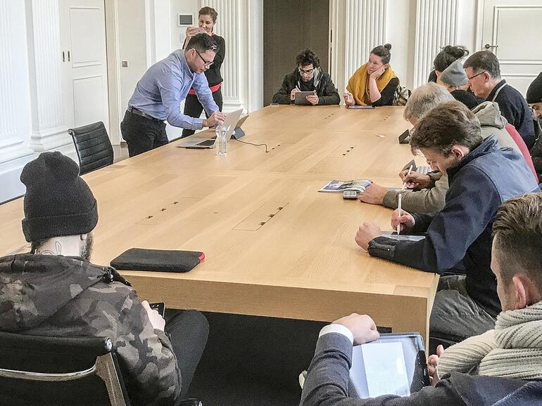 Auch wegen der Wetterbedigungen finden erste Trockenübungen in einem Apple-eigenen Seminarraum über dem Store statt.