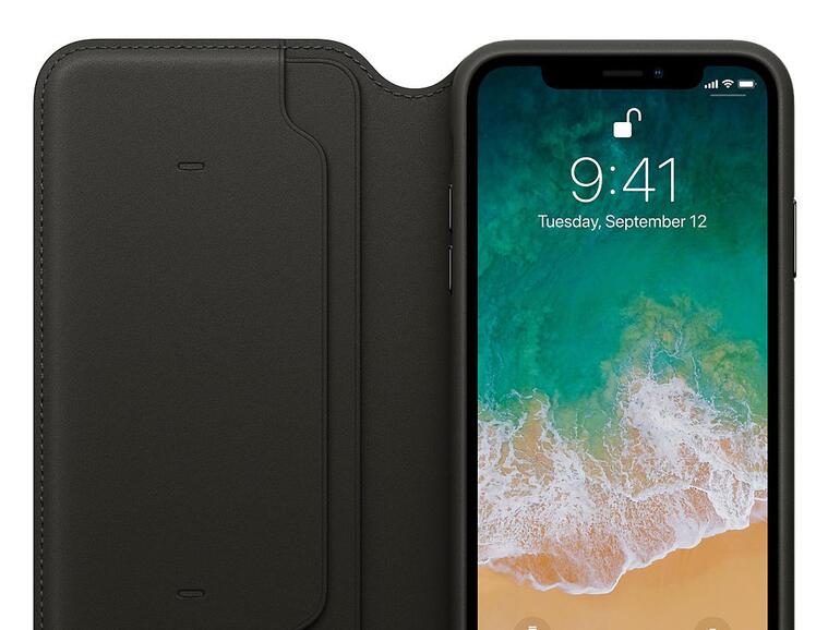 Apples iPhone-X-Hülle „Leder Folio“ bietet einen alternativen Weg, um das iPhone X zu aktivieren oder schlafen zu legen: öffnen oder schließen Sie einfach die Klappe. Unter „Einstellungen &gt; Anzeige &amp; Helligkeit“ können Sie diese Funktion deaktivieren.