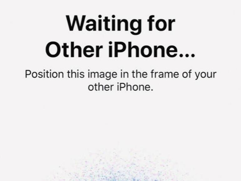 2 Als nächstes wird eine Punktwolke auf dem iPhone-X-Display angezeigt, die Sie mit Ihrem alten iPhone abfilmen müssen, um die beiden Geräte miteinander „bekannt zu machen“ – ähnlich wie bei der Einrichtung einer Apple Watch. Folgen Sie den Bildschirmanweisungen, bis der Vorgang abgeschlossen ist.