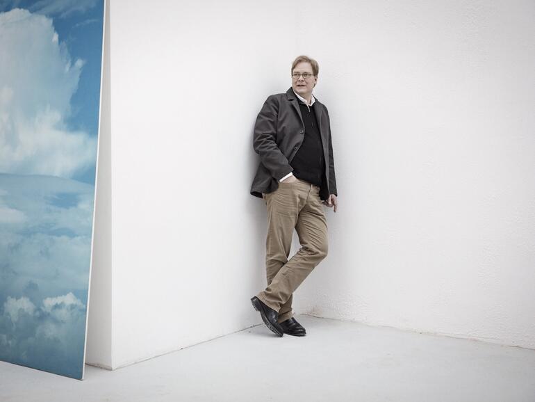 Art-Direktor Jan Famira hat über 15 Jahre Erfahrung in der Gestaltung von Zeitungen, Zeitschriften und Logotypes.