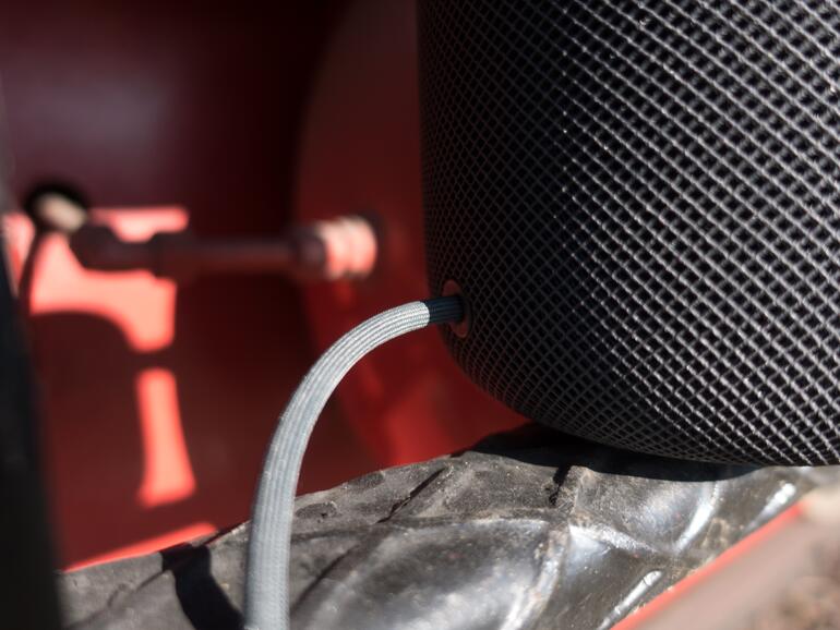 Das Stromkabel lässt sich mit beherztem Ruck entfernen und auch wieder einstecken. Das ist praktisch, wenn man das Netzkabel etwas durch Bohrungen im HiFi-Rack führen will.