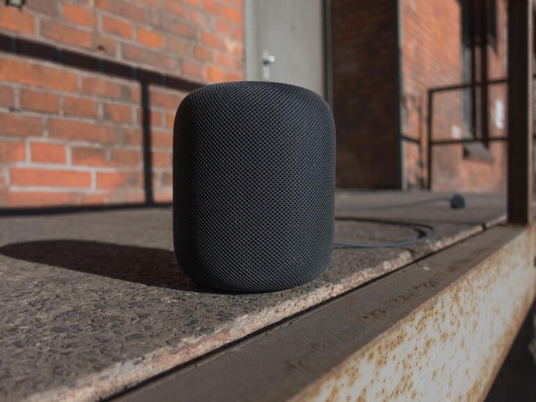 Der HomePod ist Apples erster Smartspeaker. Er ist aber nicht der ersten Lautsprecher „Designed in Cupertino“, bereits vor 10 Jahren probiere sich Apple mit iPod HiFi an einer „Boombox“.