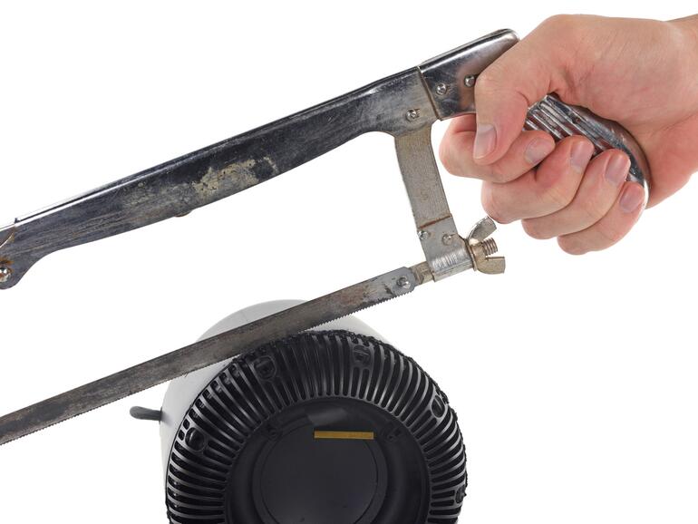 Der HomePod lässt sich laut iFixIt nur mit dem Griff zur Säge öffnen, eine Reparatur läuft auf einen Austausch hinaus. Entsprechend hoch ist die von Apple angesetzte Reparaturpauschale.