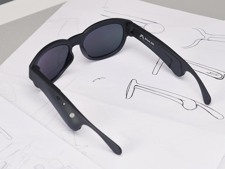 Die Brille projiziert den Sound direkt ins Ohr des Trägers