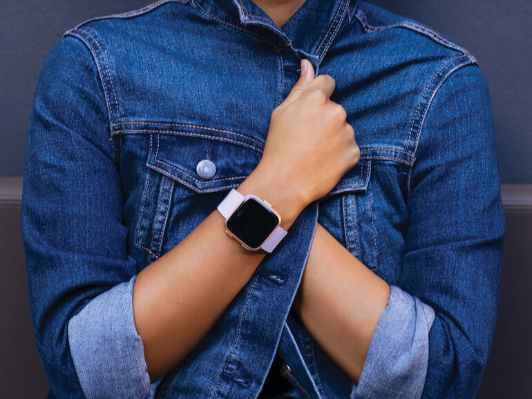 Gerade am Handgelenk sieht die Versa der Apple Watch sehr ähnlich