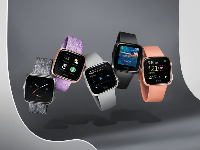 Die Smartwatch Versa gibt es in verschiedenen Farben und mit verschiedenen Armbändern