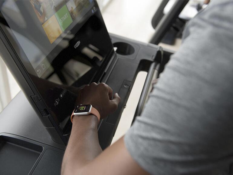 Mit watchOS 4 führte Apple auch GymKit ein. Apple-Watch-Nutzer können so Daten direkt mit vernetzen Cardiogeräten austauschen. Leider noch nicht in Deutschland.