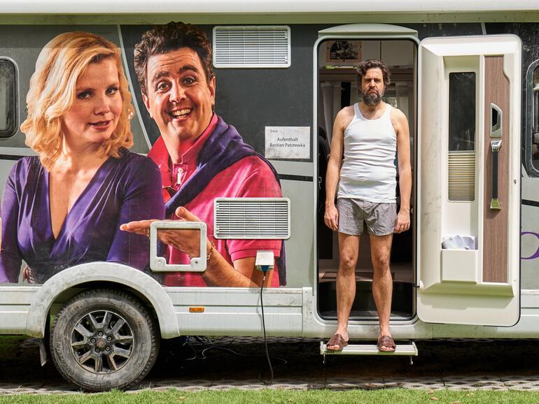 Amazon Prime Video hat die achte Staffel der Erfolgs-Comedy „Pastewka“ produziert und bricht damit Rekorde. Die neuen Folgen erzielten den stärksten Start einer Comedyserie in der Geschichte des Streaming-Services. Eine neunte Staffel ist bereits in Auftrag gegeben.