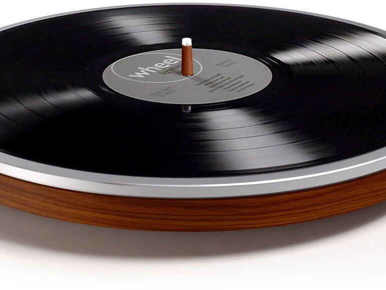 Ein echter Hingucker ist der voll funktionale Plattenspieler, den Sie plan an der Wand befestigen können.