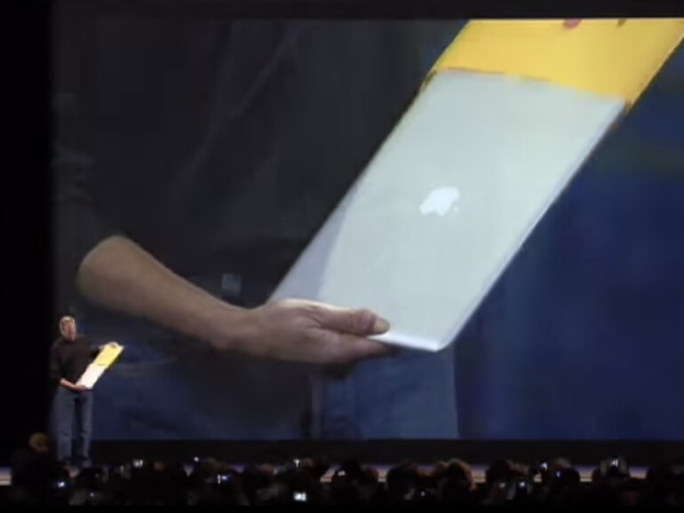 Das erste MacBook Air zog Steve Jobs noch persönlich aus einem Briefumschlag