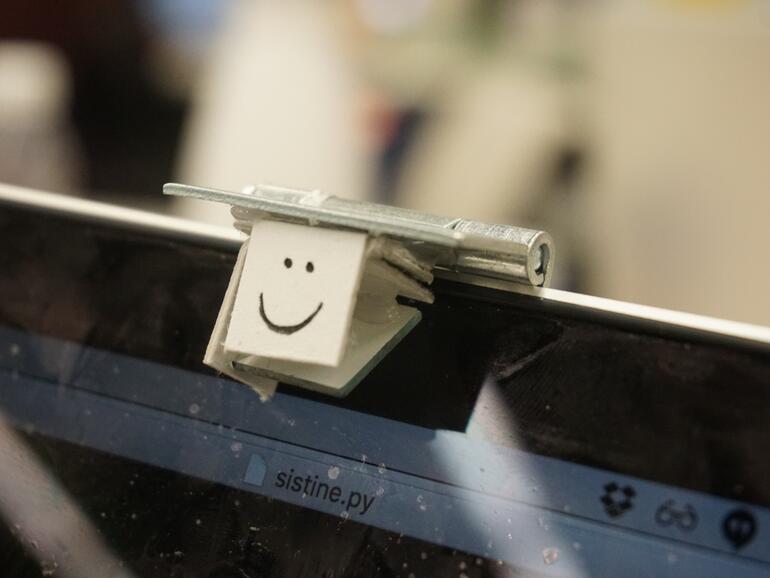 Mit Material für rund einen Dollar wird die FaceTime-Kamera nach unten gerichtet