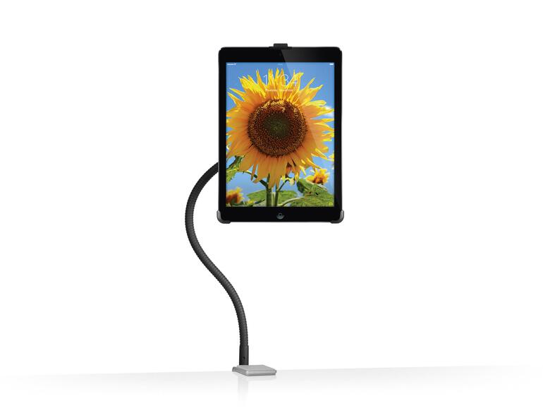 Flexibler Schwanenhals: Vor dem ersten Einsatz der Hoverbar ist handwerkliches Geschick gefragt: Zunächst muss die massive Klemme mit dem beiliegenden Werkzeug an einer stabilen Oberfläche befestigt werden. Dabei kann es sich beispielsweise um eine Tischplatte oder den Standfuß eines iMac handeln. In die Klemme schraubt man den 56 Zentimeter langen, biegsamen Metallarm. An dessen Ende befestigt man eine der drei beiliegenden iPad-Halterungen, in die das Tablet gedrückt wird. Der Arm behält seine Position, das iPad kann man stufenlos neigen und drehen, sogar an eine Kabelführung ist gedacht. So kann man das iPad neben oder über einem Monitor als Bildschirmerweiterung anbringen. Als Zugabe liegt dem Hoverbar ein Adapter bei, mit dem man das iPad im Hoch- oder Querformat wie einen Bilderrahmen hinstellen kann.