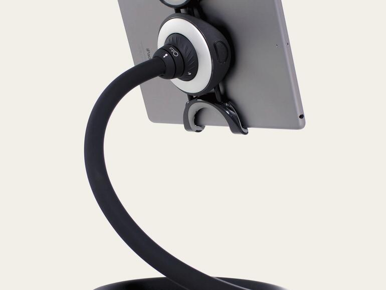 Biegsamer Affenschwanz: Der Octa Spider Monkey verdankt seinen Namen der Ähnlichkeit zu einem Affenschwanz. Der etwa 90 Zentimeter lange Silikon-ummantelte Schwanz lässt sich nach Belieben in Form bringen und behält diese dann bei. Ein Ende wird in das „Spider“ genannte scheibenförmige Endstück eingesetzt und mit einer Drehung arretiert. Aus der Handteller-großen Scheibe schnappen auf Druck zwei Beine mit vier Klammern, die alle iPad-Typen sicher halten. Die Tablet-Klemme ist um 360 Grad drehbar. Fertig zusammengesetzt kann man ein eingesetztes iPad am Schreibtisch auf Augenhöhe bringen oder um dem Schwenkarm eines Monitors wickeln, damit das Tablet neben dem Bildschirm zu schweben scheint. Darüber hinaus kann man den Affenschwanz auch zwischen die Sofakissen stopfen, um das iPad als Couch-Bildschirm zu verwenden.