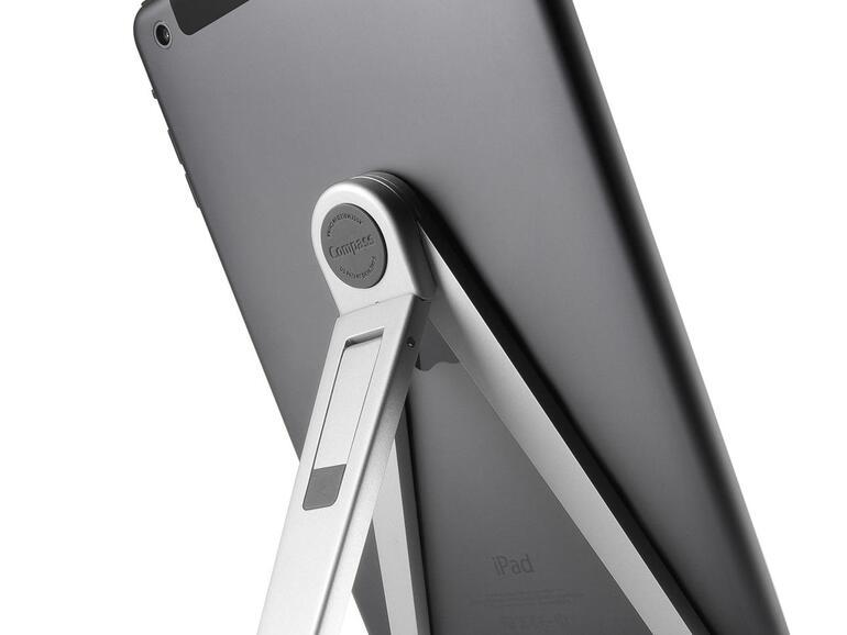 Staffelei für Reisende: Die Konstruktion des in vier Farben erhältlichen Compass ähnelt der einer Staffelei: Die gut 18 Zentimeter lange Stahlkonstruktion verwandelt sich durch zwei Handgriffe in ein stabiles Dreibein. Am unteren Ende der vorderen Beine befinden sich ausklappbare gummierte Auflagen, auf denen ein iPad im Hoch- oder Querformat in einer Höhe von etwa zwei Zentimetern abgestellt wird – selbst wenn sich das Tablet in einer Schutzhülle befindet. Im hinteren stützenden Bein ist zusätzlich ein etwa vier Zentimeter langer Fuß integriert. Dieser senkt die Konstruktion ab und bringt das Tablet in einen flachen Winkel, sodass man es für Eingaben verwenden kann. Durch Gummierungen an den drei Füßen steht der Compass stets rutschsicher. Praktisch: Zum Transport des 230 Gramm schweren Ständers liegt eine Nylon-Tasche bei.
