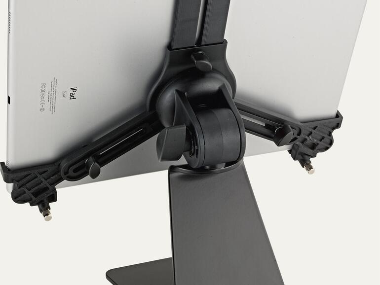 Massives Stativ: Durch sein hohes Eigengewicht von etwa 1,3 Kilogramm und seine gummierten Füße bleibt das Tischstativ unverrückbar in Position. Das iPad wird über einen Schnappverschluss in die dreiarmige Halterung geklemmt, die das Tablet sicher fasst. Dabei bleiben Kopfhörer- und Lightning-Anschlüsse frei. Die Länge der Arme ist auf die Abmessungen unterschiedlicher Tablet-Formate bis 11 Millimeter Tiefe passgenau einstellbar. Die Halterung erlaubt die Drehung des iPad bis zu 90 Grad. Der Betrachtungswinkel ist ebenfalls einstellbar und wird mit einer Flügelmutter auf der Rückseite festgestellt. Vor allem, wer das iPad regelmäßig als Fernbedienung für bestimmte Apps verwenden möchte, liegt mit der schwarzen Stahlkonstruktion richtig. Hersteller König & Meyer bietet das Stativ in zwei Größen für kleinere und größere Modelle an.