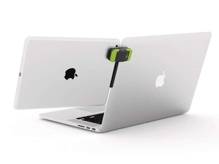 Tablet-Klemme: Die zweifarbige T-förmige Kunststoffklemme Mountie richtet sich an Anwender, die auch unterwegs Wert auf einen Zweitbildschirm legen. Zunächst wird der Mountie auf eine Seite des MacBook-Bildschirms geschoben und durch das Umlegen der Klemme arretiert. Anschließend schiebt man ein iPhone oder iPad mini in die andere Seite des Mountie und klemmt auch dieses fest. Sitzt alles, scheint das Smartphone oder Tablet neben dem MacBook-Bildschirm zu schweben. Wer auf diese Weise ein iPad Pro montieren möchte, sollte zur größeren Ausführung, dem Mountie+, greifen. Eine Aussparung im Mountie+ sorgt dafür, dass man das angeklemmte Tablet auch laden kann. Die durchdachte Konstruktion ist durch beiliegende Aufsätze passgenau auf Apples Smartphones, Tablets und Macs anpassbar.