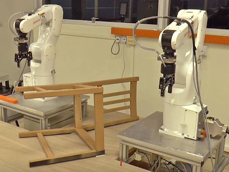 Roboter bauen einen Ikea-Stuhl zusammen