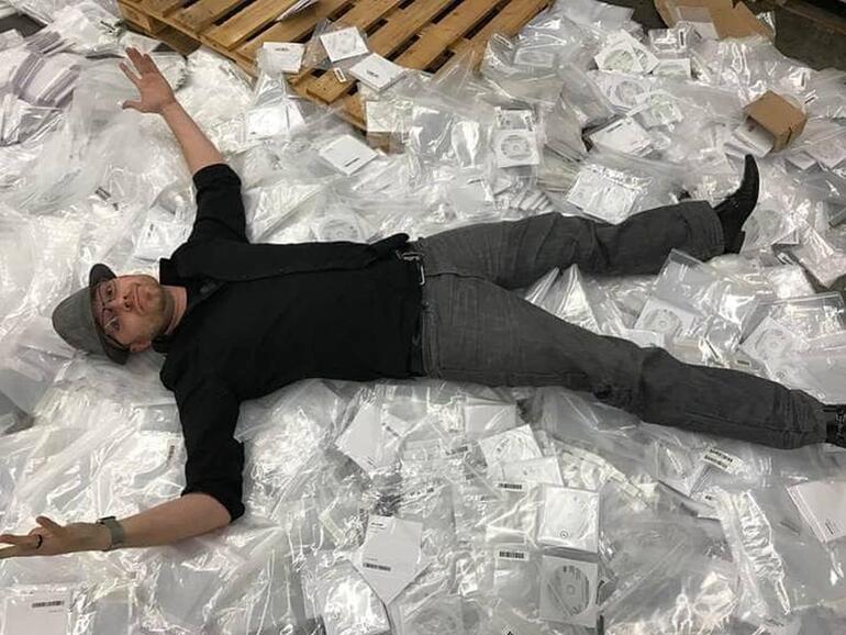 Recycling-Unternehmer Eric Lundgren auf einem Haufen Recovery-CDs