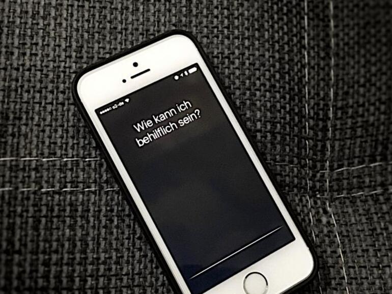 Apples Siri ist flinker und hört besser zu als Bixby, kann aber weniger