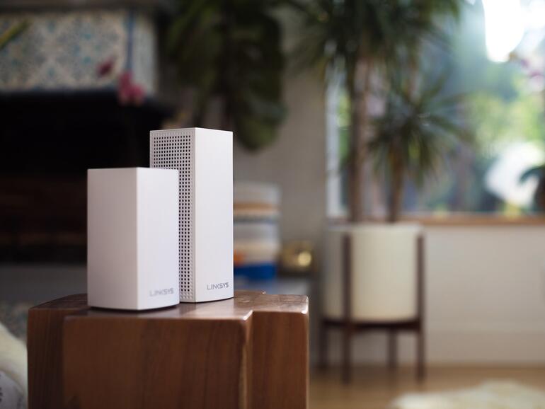 Der neue Linksys Velo AC1200 (vorne) im Größenvergleich mit dem bereits vorhandenen AC2200 (hinten)