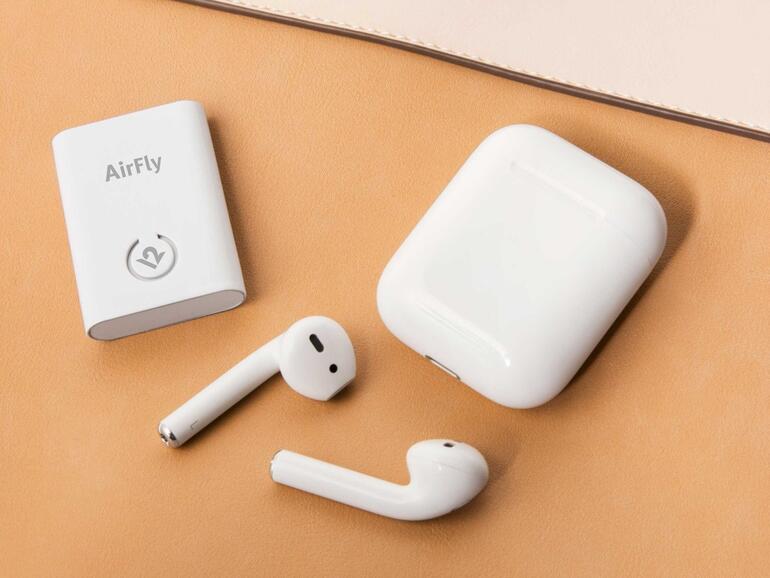 Links AirFly, rechts das AirPods-Case