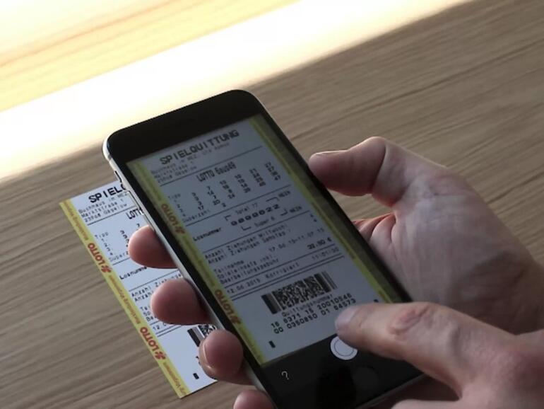 Einfach das iPhone über den Lottoschein halten und die App verrät, ob man gewonnen hat