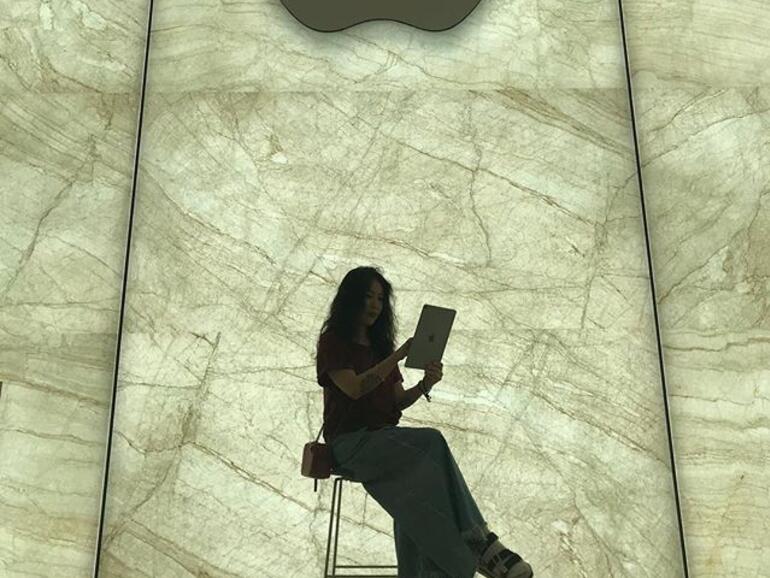 Im Inneren des Apple Store Cotai Central mit seiner Fassade aus transparentem Stein.