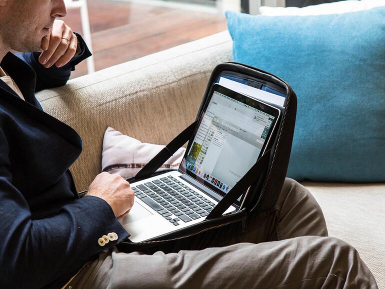 Das Mobicase (rechts) ist Tasche und Ständer in einem, der Tiny Tower (oben) extrem kompakt.