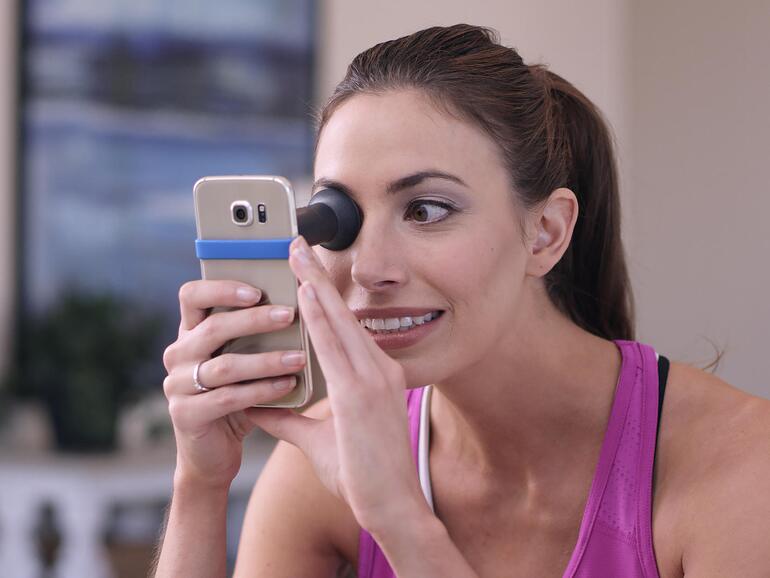 Für den modernen Sehtest benötigen Sie nur noch Ihr Smartphone und den Eyeque-Aufsatz – und etwas Geduld.