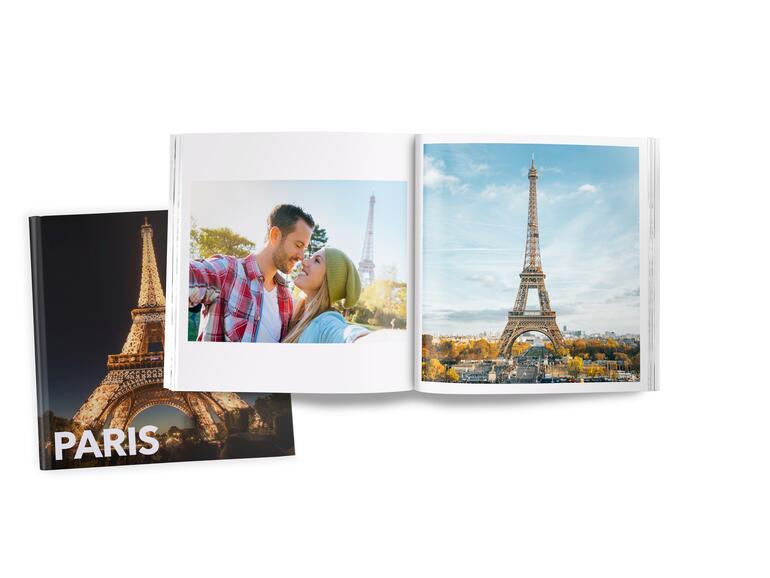 In der Pixum App finden Sie jede Menge Vorlagen für Reisebücher. Dort sind hochauflösende Fotos der wichtigsten Sehenswürdigkeiten schon integriert. Praktisch, falls das Wetter vor Ort nicht mitspielt.