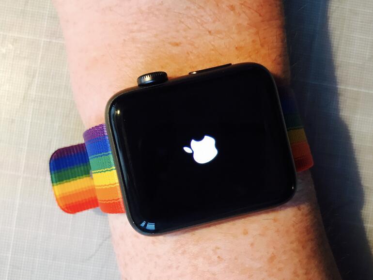 Apple Watch mit Pride-Armband