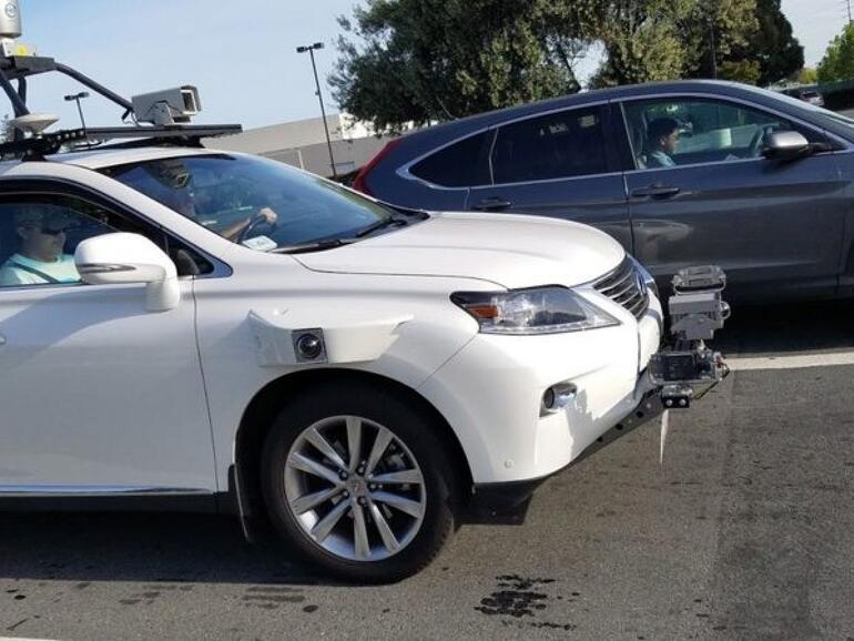 Einer von vielen Toyota-Lexus, der für Apple unterwegs ist.