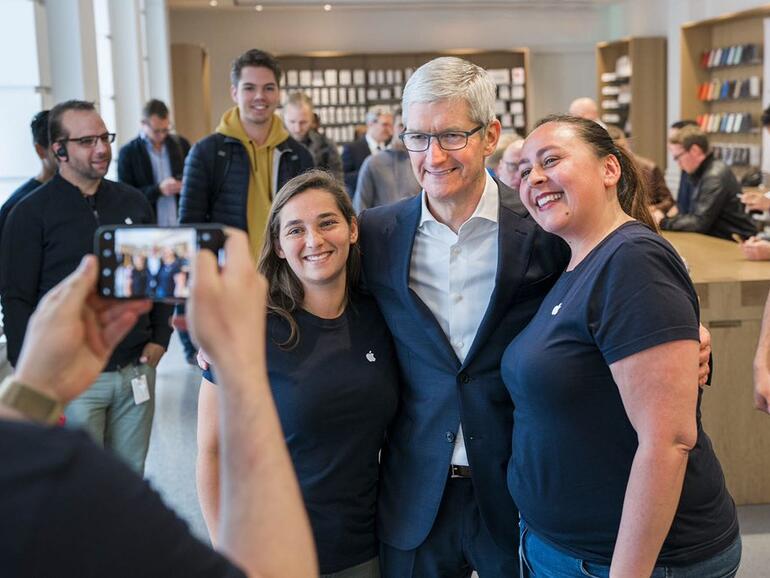 Tim Cook mit Retail-Verkäuferinnen in einem Apple Store in Amsterdam