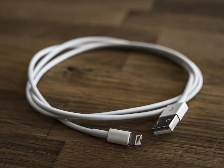 Bislang nutzt Apple USB-auf-Lightning-Kabel für seine Netzteile, ändert sich das auf Druck der EU-Kommission?